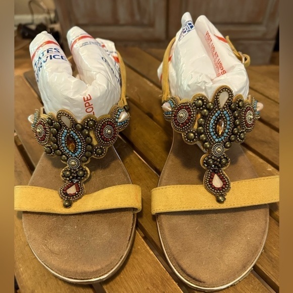 Patrizia Spring Step Sandals with gold suede straps and faux jewels. Size 8 GUC - Picture 2 of 11